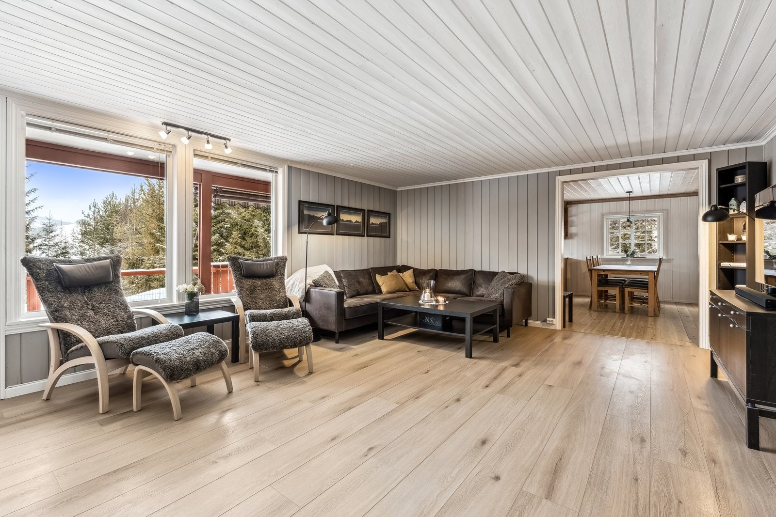 Romslig og lys stue, med store vindusflater som slipper inn godt med naturlig lys. Gulv revet ned til jordkjeller og bygd opp med nytt bærelag/isolasjon vår 2024. Galleribilde