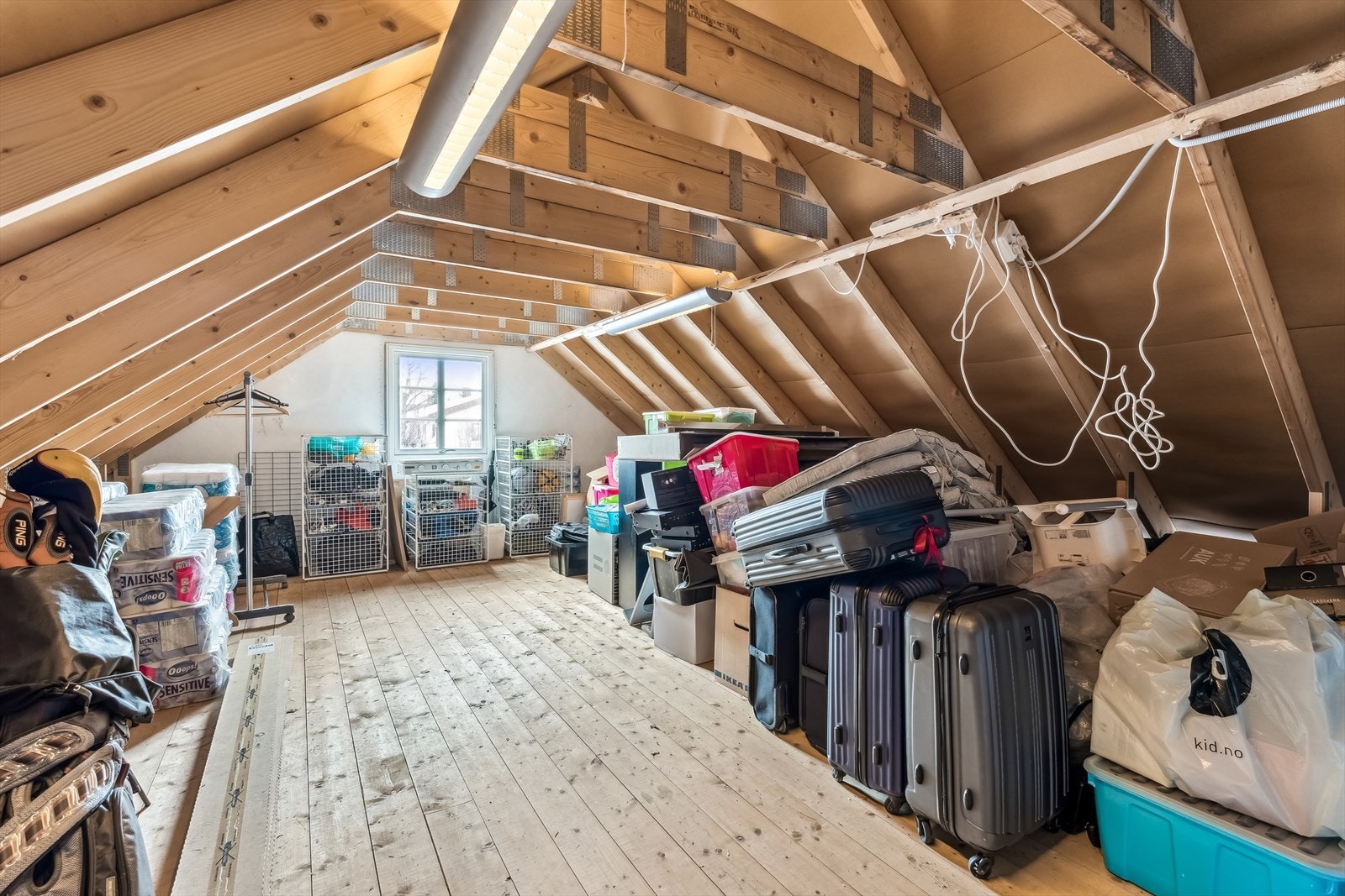 Hems over garasjen. Svært god og romslig oppbevaringsplass! Galleribilde