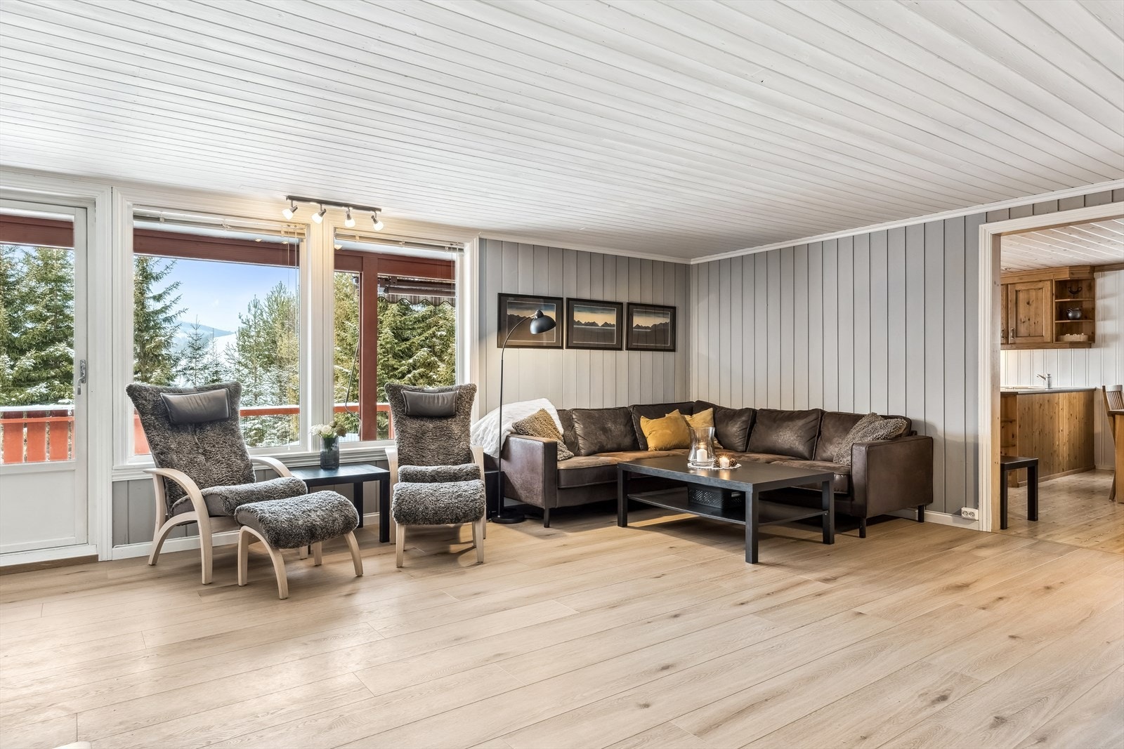 God plass for flere møbleringsmuligheter. Dør ut til dels overbygd terrasse. Galleribilde
