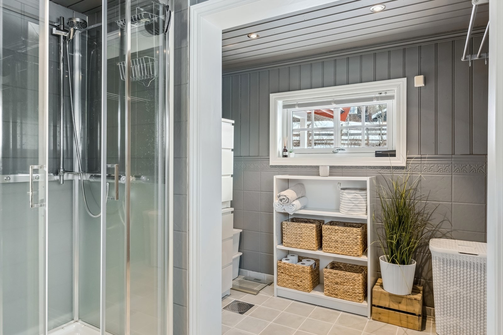 Badet i hovedetasjen ble renovert i 2024. Malt panel på vegger, og fliser på gulv. Galleribilde