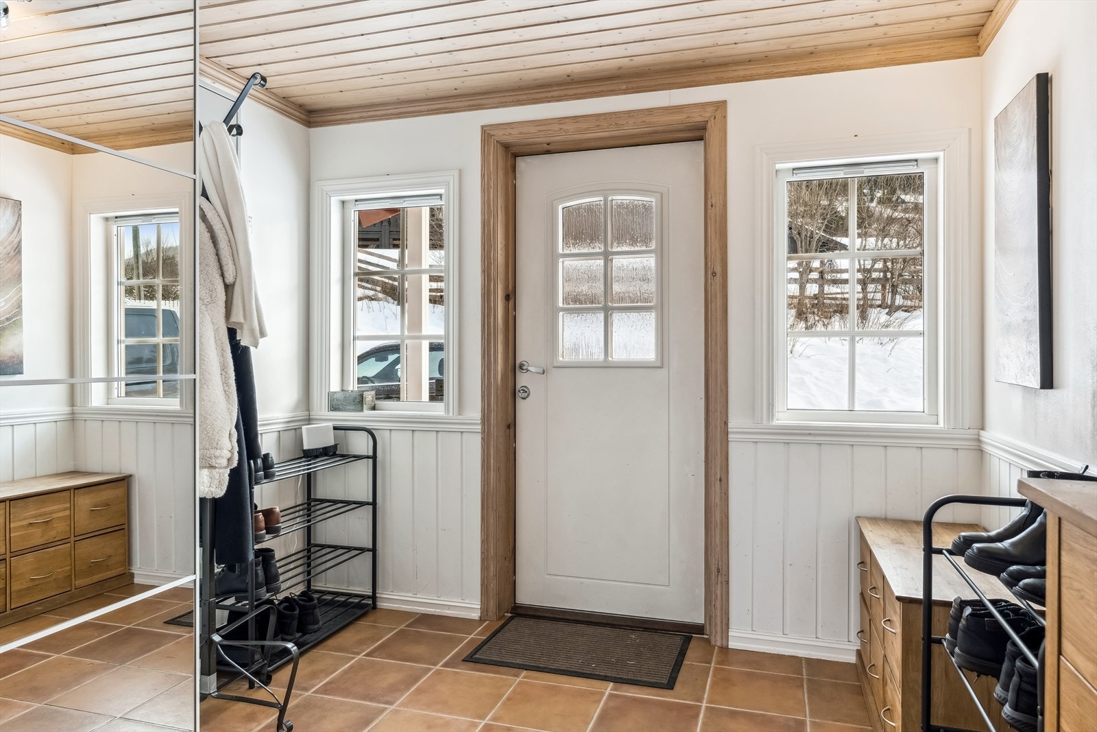 Velkommen inn! Entré med garderobeplass og fliser på gulv. Galleribilde