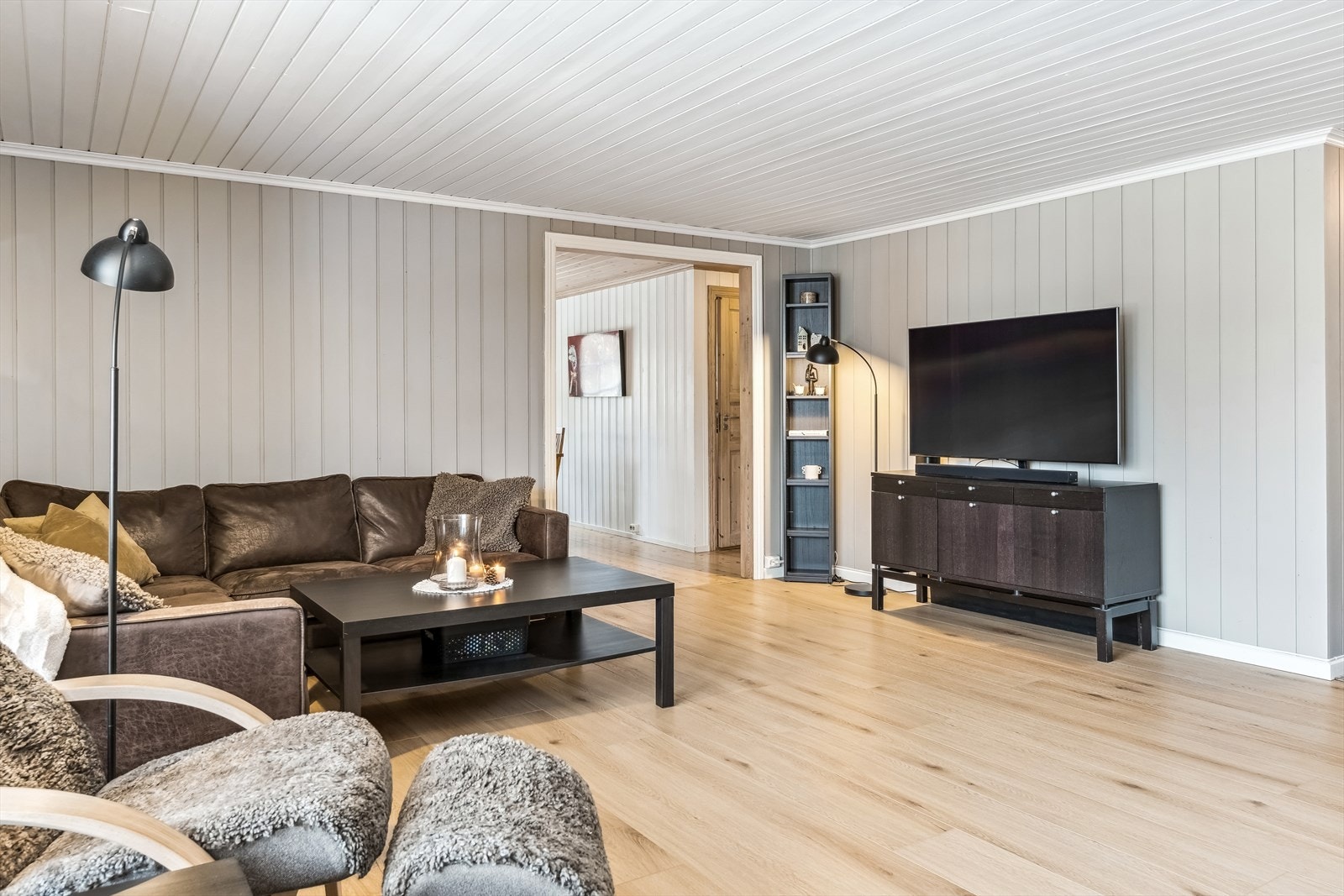 Lysmalte, panelte overflater og laminat på gulv. Galleribilde