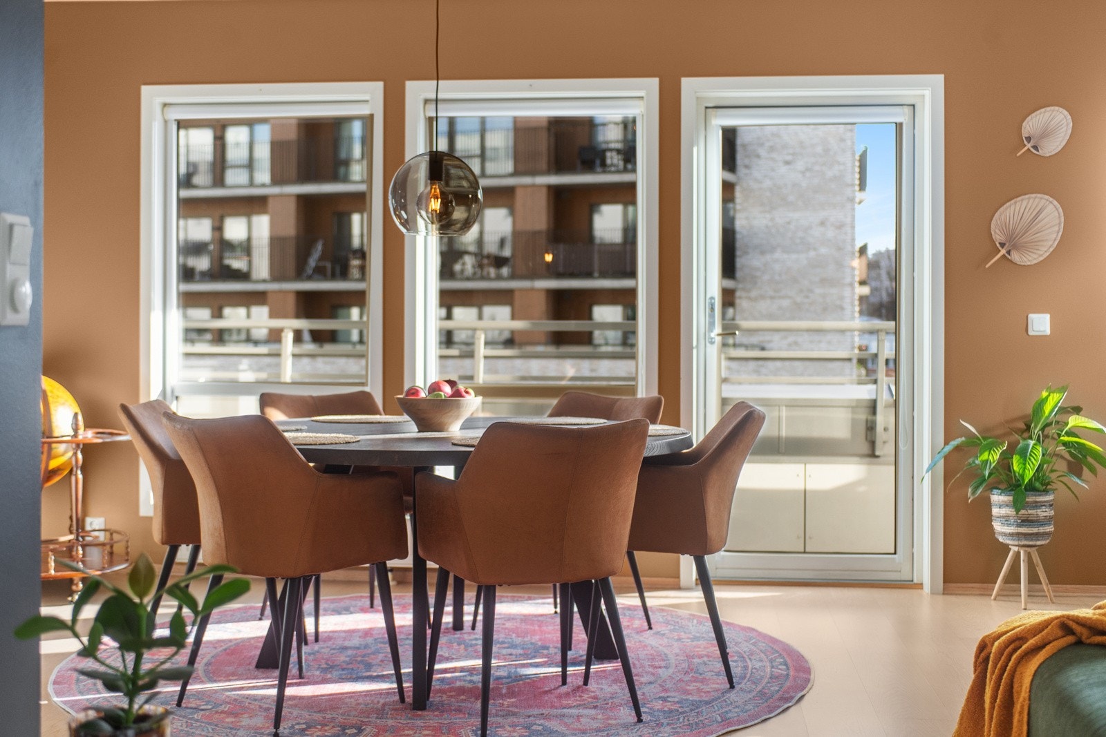 Det er god plass til både stor sofa og spisestugruppe i stuen Galleribilde