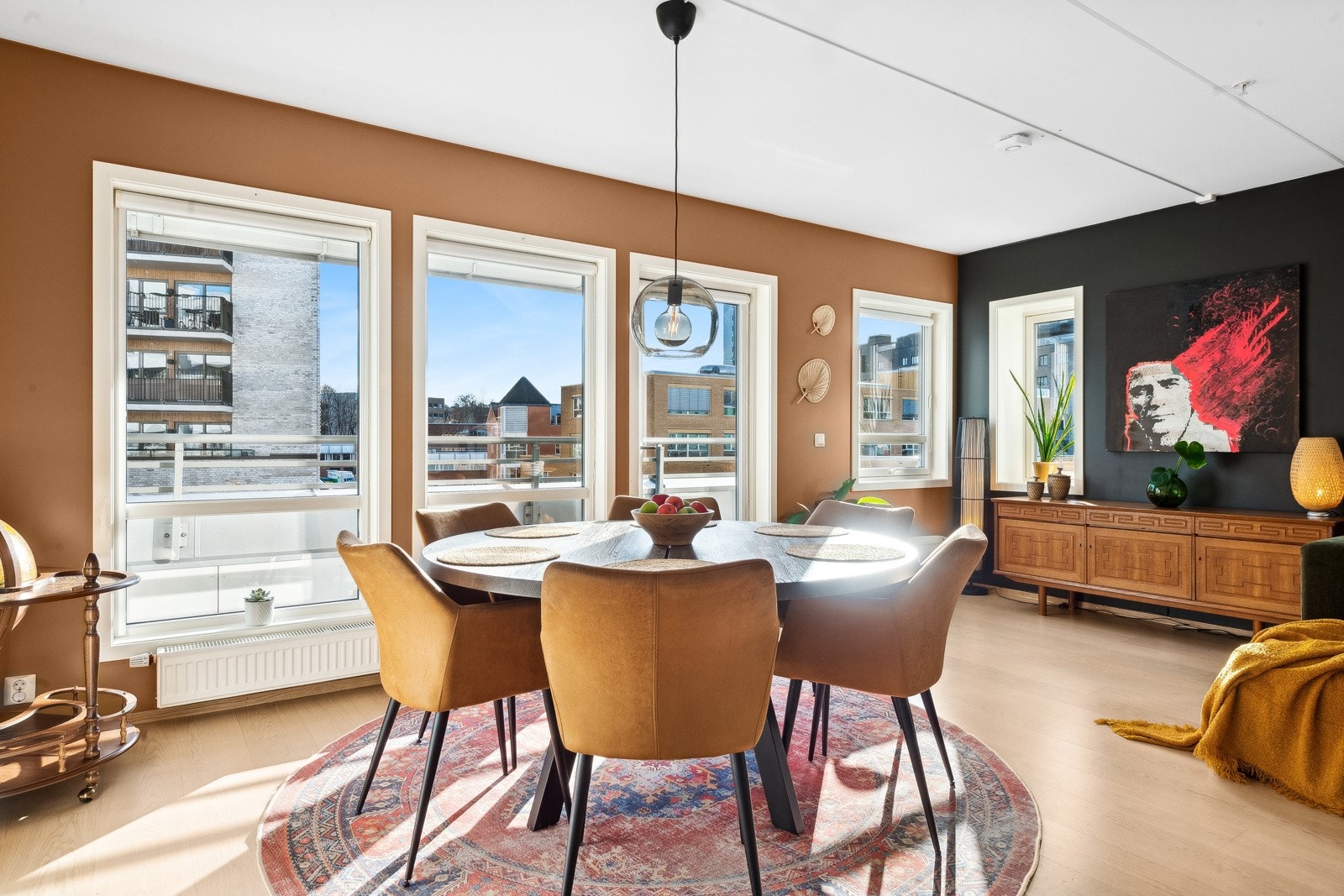 Leiligheten har lys hjørnestue med store vinduer og god avstand mellom bygningene Galleribilde