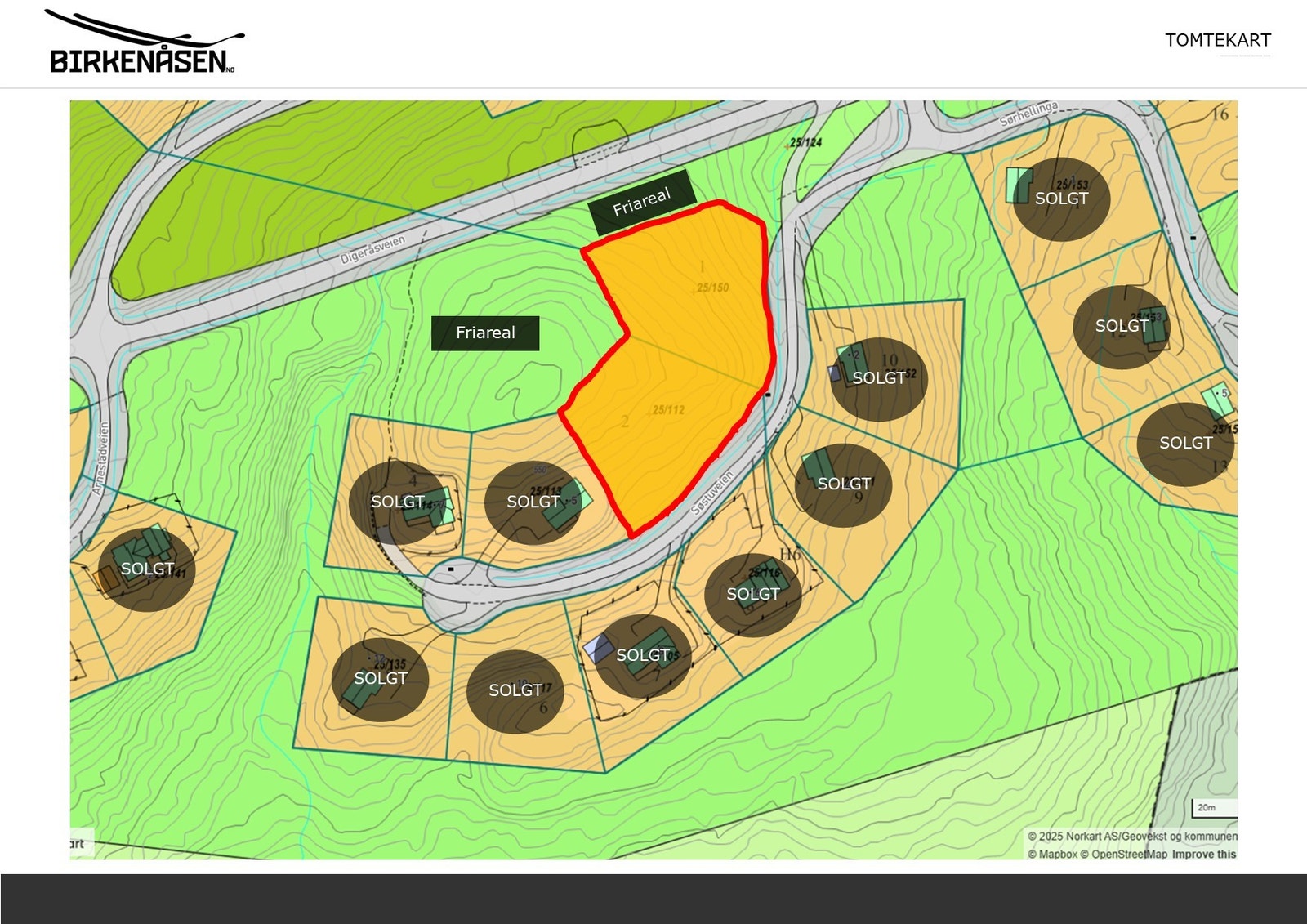Tomten ligger på en kolle med tilnærmet 360 grader utsikt. Hyttene rundt ligger betydelig lavere i terrenget. Galleribilde