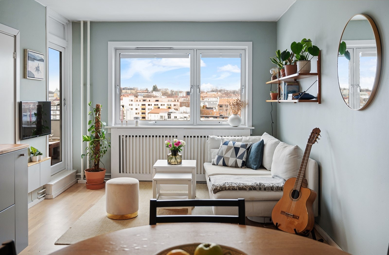 Dette er en lys og sjarmerende 2-roms i luftige 13.etg med vestvendt balkong. Galleribilde