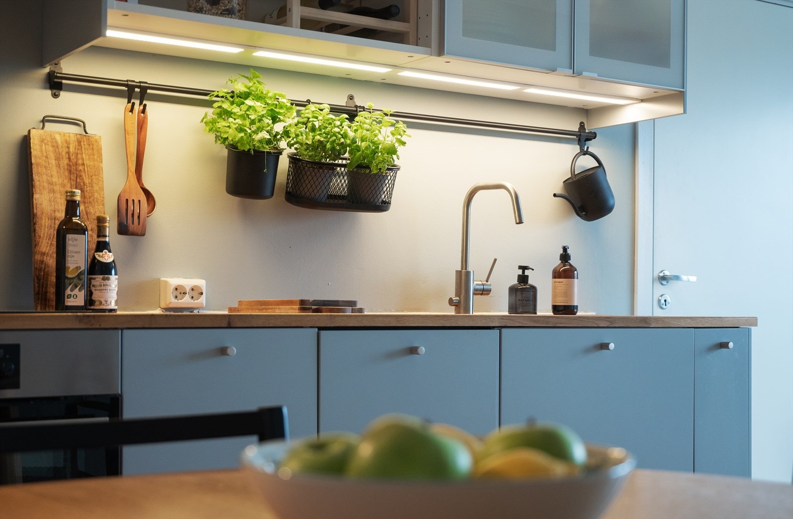 Kjøkkeninnredningen er bestående av glatte fronter og heltre benkeplate. Kjøkkenet er utstyrt med platetopp, kum med ettgreps blandebatteri, ventilator, kjøl/fryseskap, ovn og oppvaskmaskin. Det er montert komfyrvakt på kjøkkenet. Galleribilde