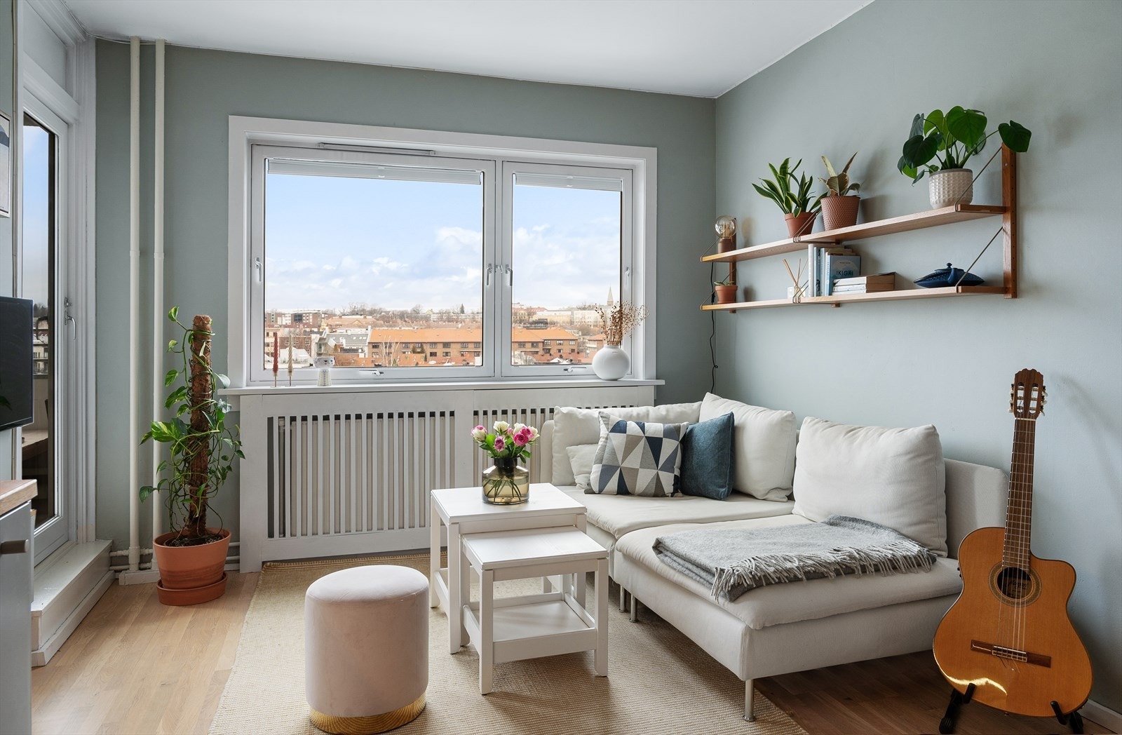 Overflatene i stuen er malt i en behagelig og tidsriktig farge. Galleribilde
