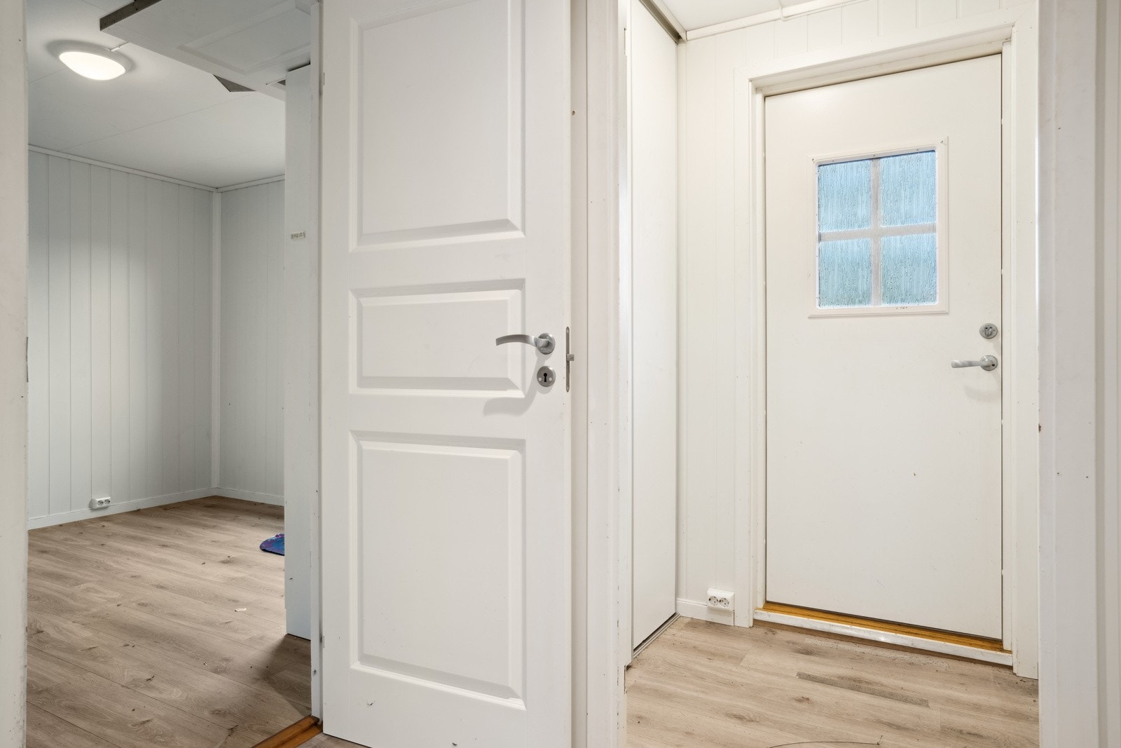 Inngang til soverom fra gang. Galleribilde