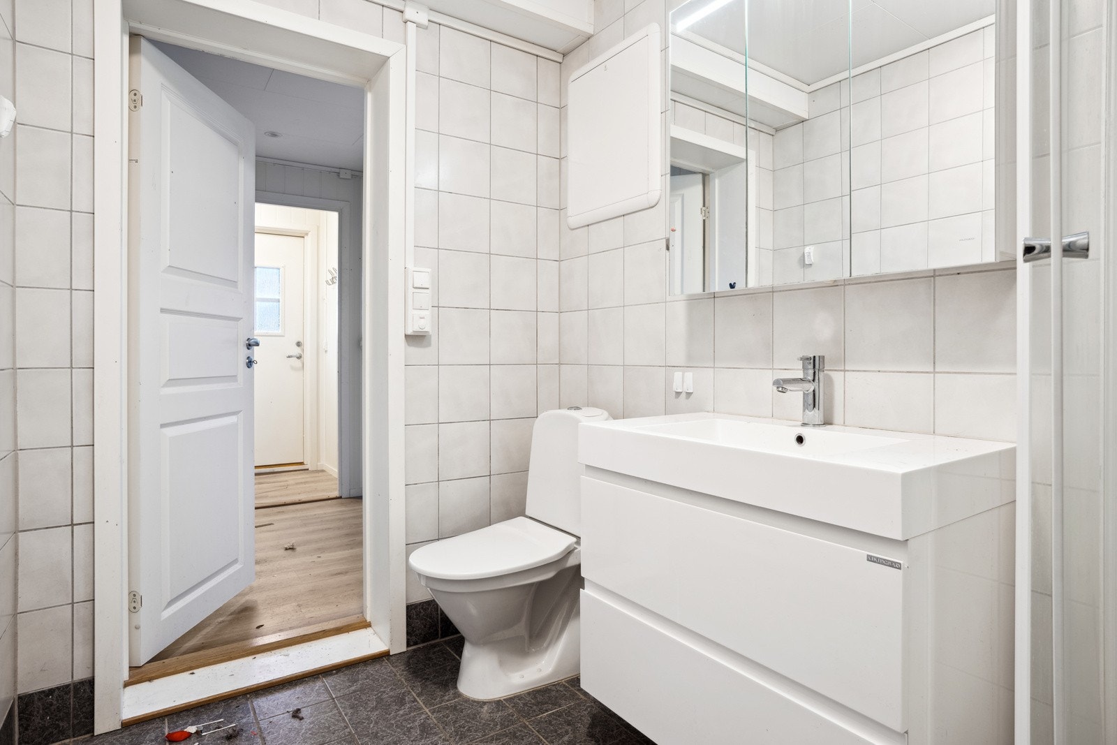 Lyst flislagt bad med elektriske varmekabler. Galleribilde