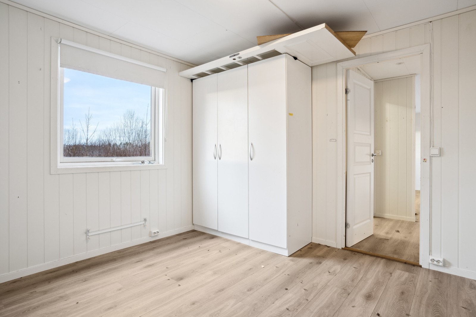 Her er det plass til både seng og garderobeløsning. Galleribilde