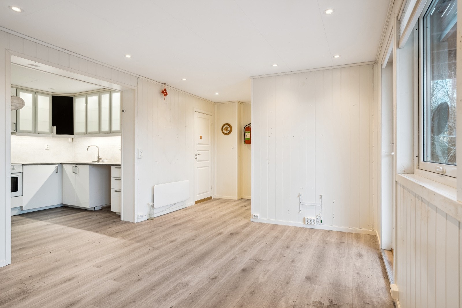 Stue og kjøkken har lyse overflater med spotligths i himmling. Galleribilde