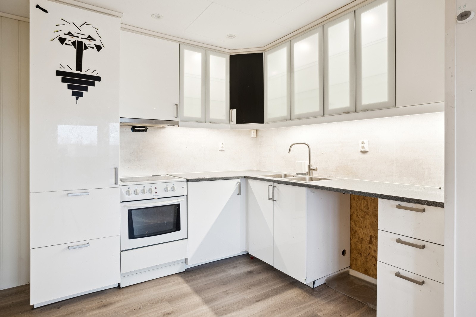 Kjøkkenet har bra med benkeplass og oppbevaring. Galleribilde