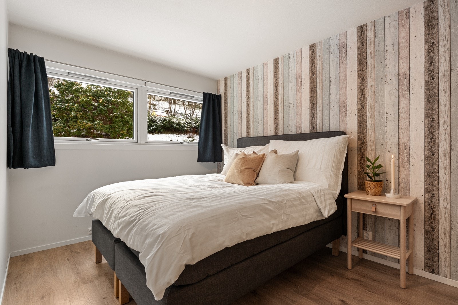 Boligen har et stort soverom vendt mot rolig område. Soverommet er av god størrelse. Galleribilde