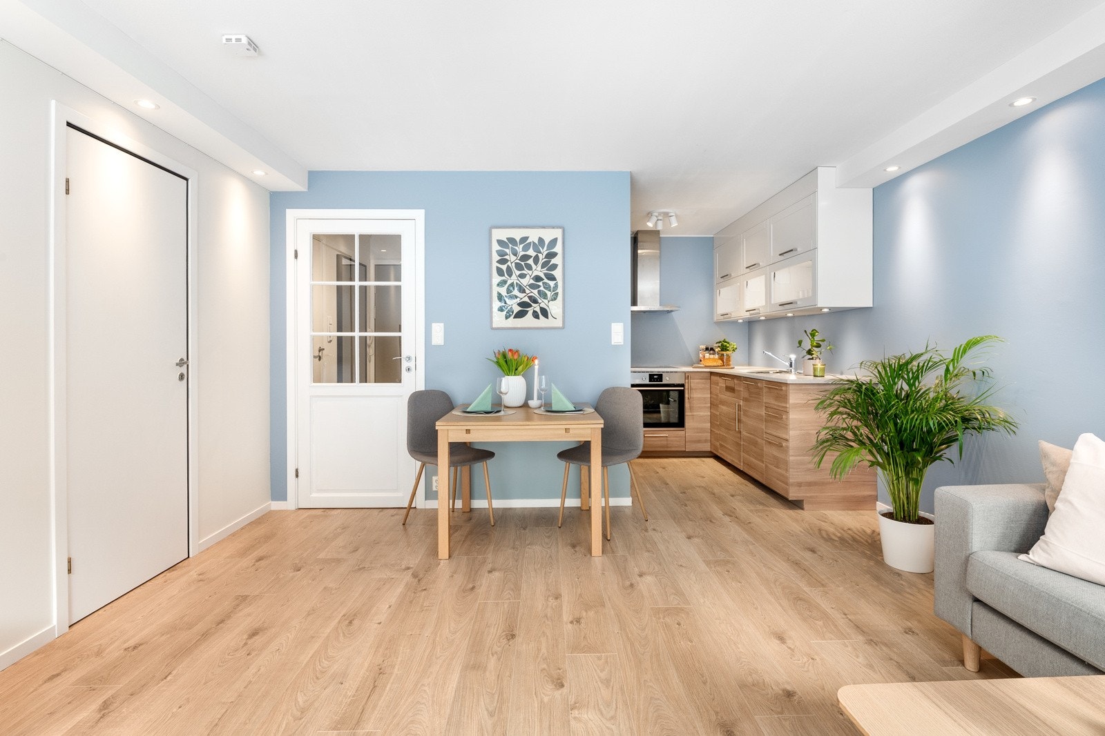 Stuen har en åpen løsning inn til kjøkkenet. Galleribilde