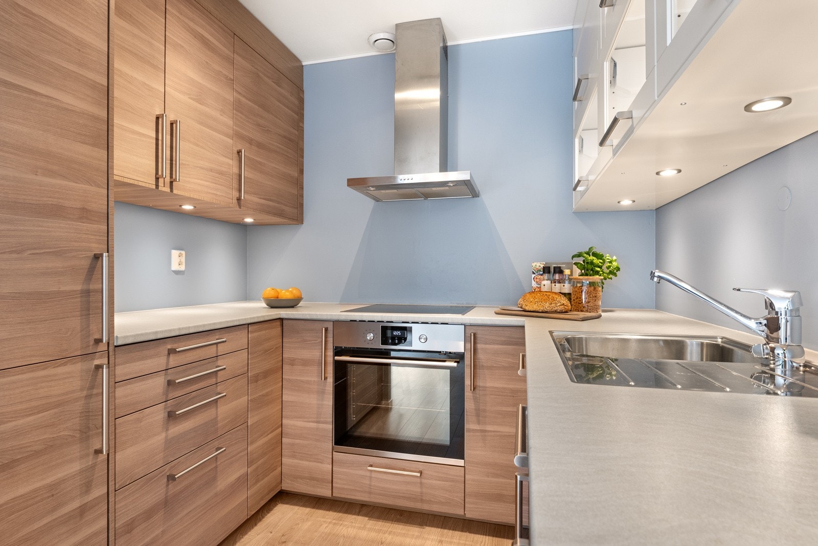 Her er det rikelig med både benke- og skapplass. Galleribilde