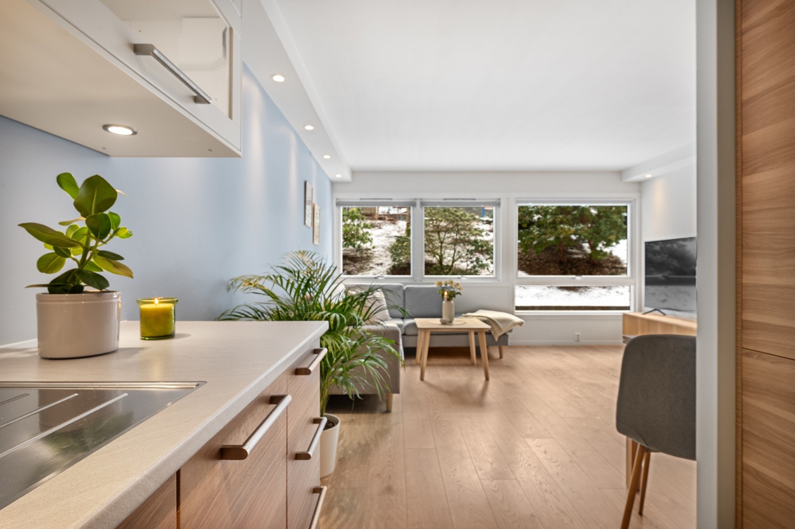 Følgende integerte hvitevarer medfølger: platetopp m/induksjon, stekeovn, kjøleskap m/frysedel og oppvaskmaskin. Galleribilde