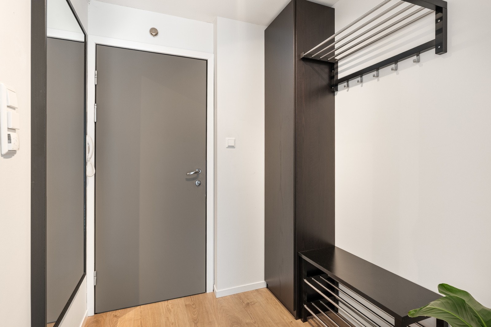 I entreèn er det grei plass til oppbevaring av sko og yttertøy. Galleribilde