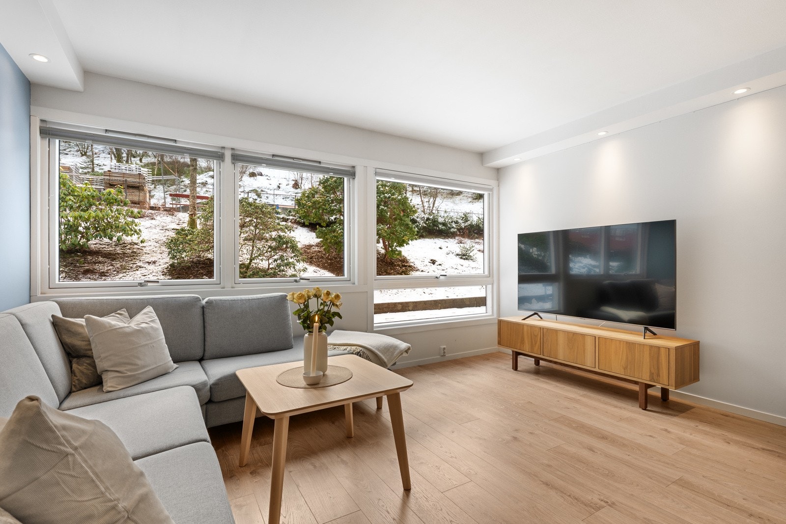 Boligen har en romslig stue med store vindusflater som gir herlig lysinnslipp. Galleribilde