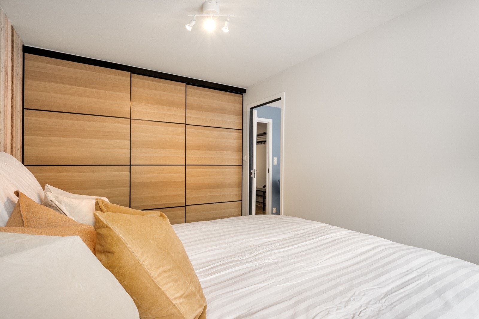 Det er et stort integrert garderobeskap på soverommet av nyere dato. Galleribilde