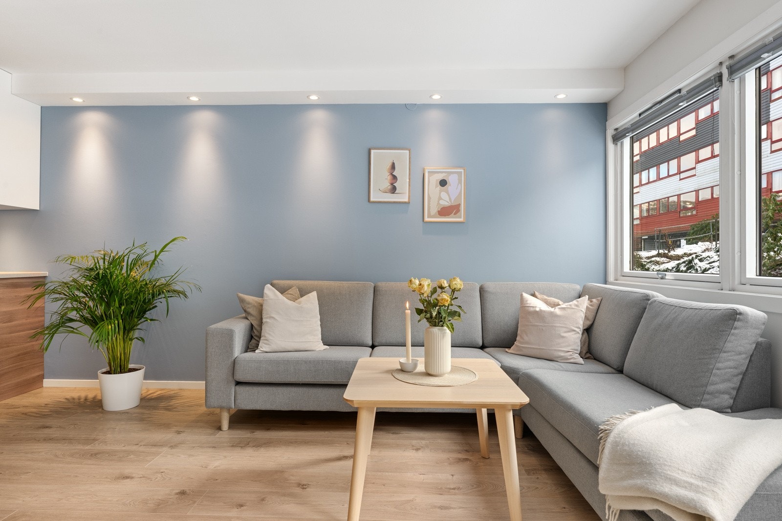 I stuen er det god plass til å innrede med en stor sofagruppe. Galleribilde