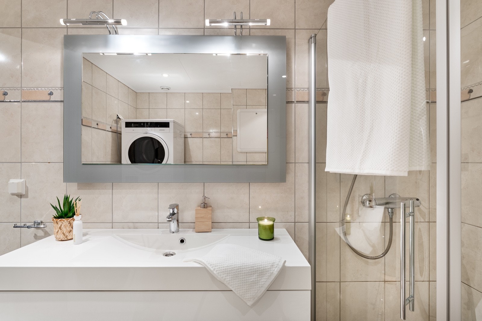 Det er innredet med heldekkende servant samt belyst speil. Galleribilde