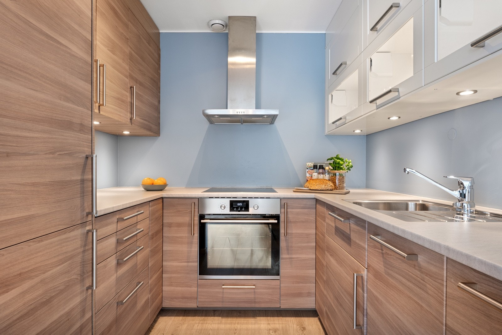 Kjøkkenet er innredet med en flott kjøkkeninnredning med glatte fronter og laminert benkeplate med kjøkkenbeslag. Galleribilde