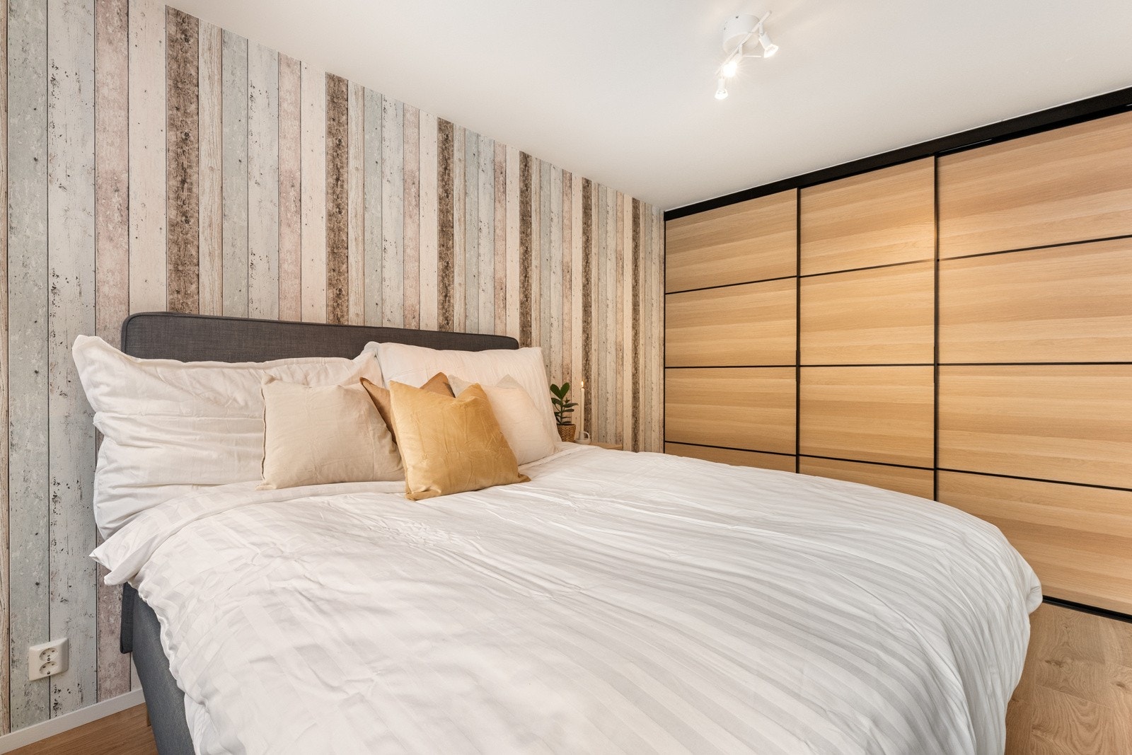 Her er det plass til en stor dobbeltseng, kommode, skrivebord, nattbord m.m. Galleribilde