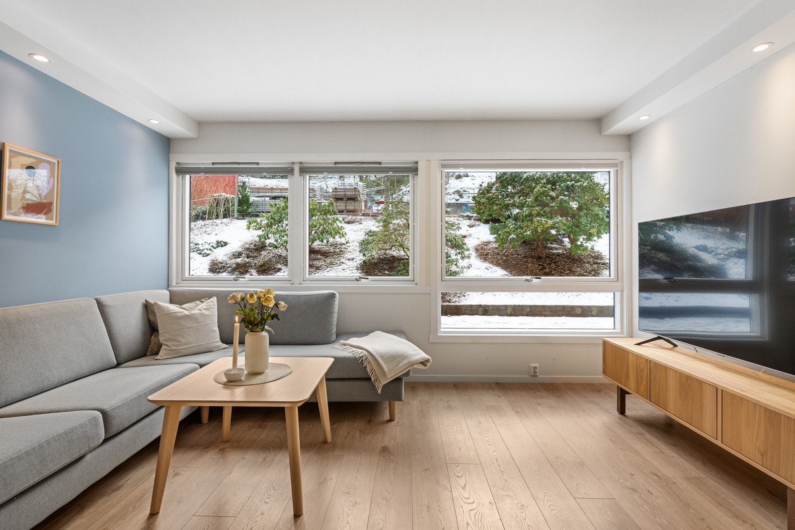 Gulvene i boligen er belagt med laminat og gir et moderne inntykk. Galleribilde