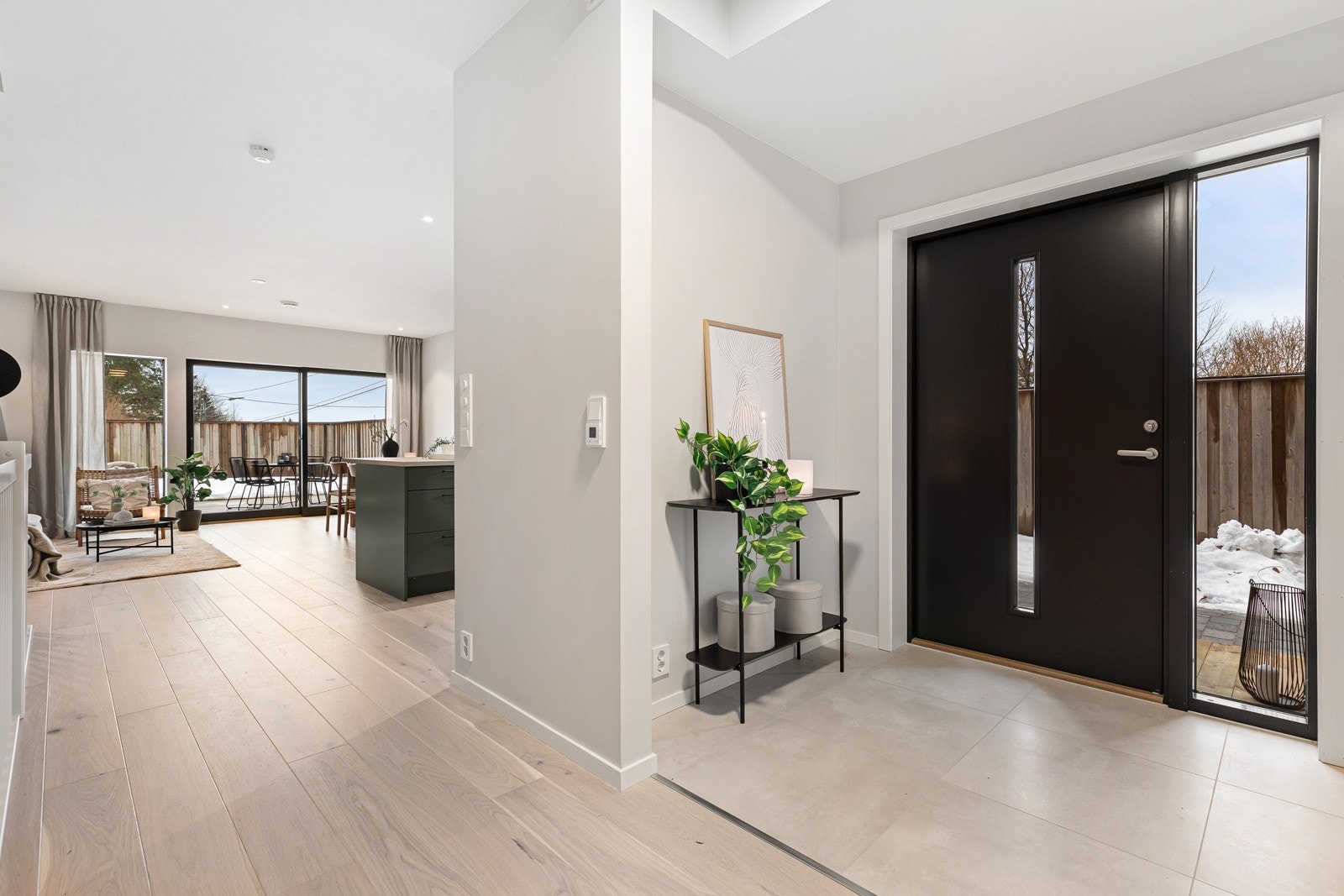 Entré med store fliser og varme i gulv. Galleribilde