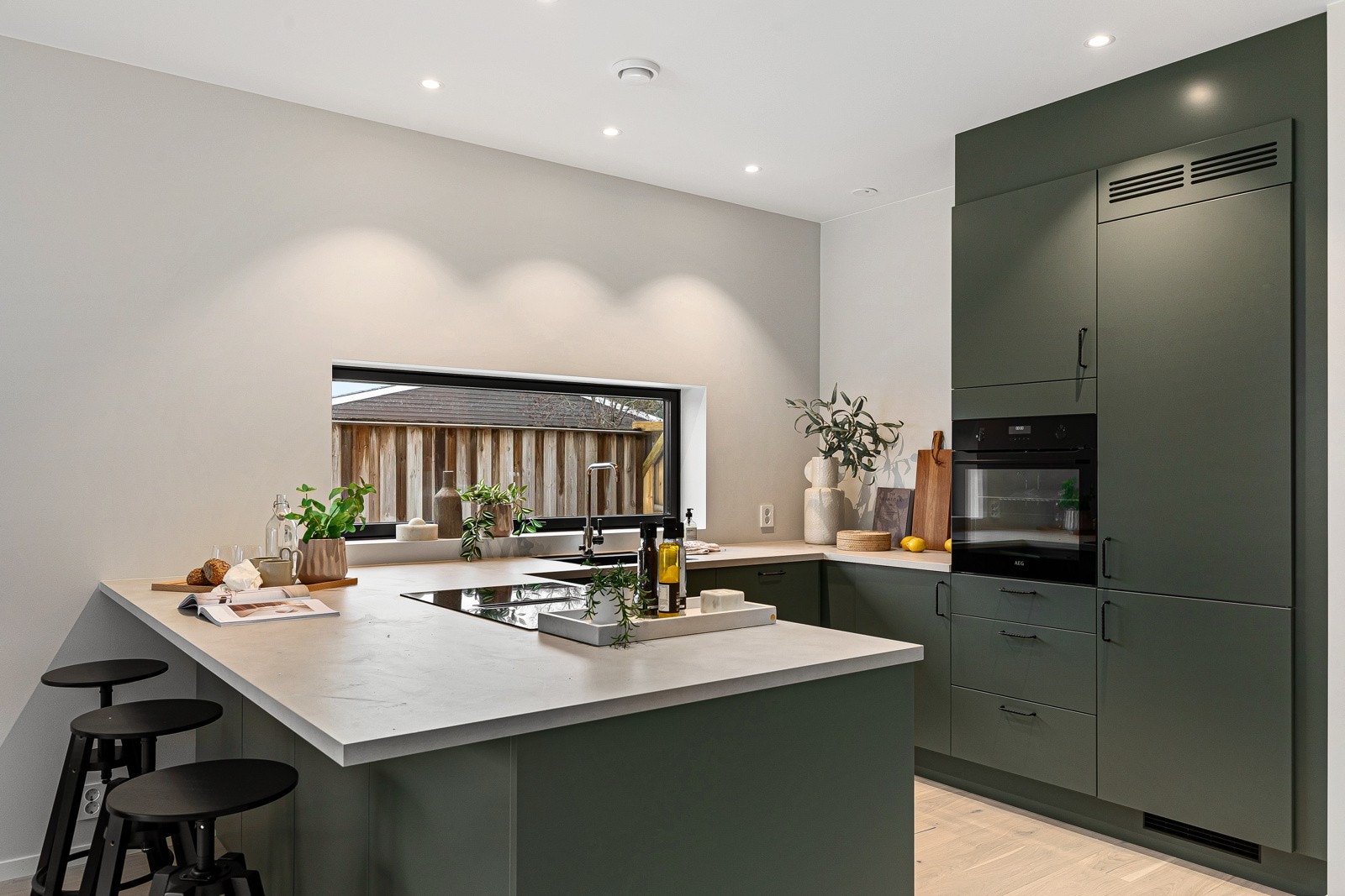 Integrerte hvitevarer fra bl.a. AEG, inkludert stekeovn, nedfelt kjøkkenvifte i koketopp, oppvaskmaskin og kjøl/fryseskap. Galleribilde