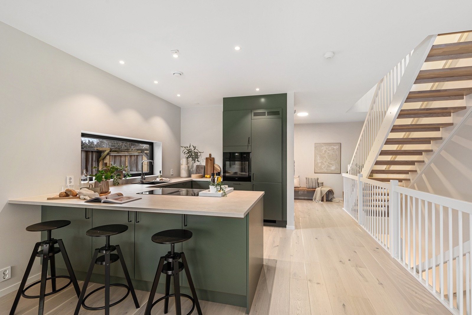 Stilren kjøkkeninnredning fra Strai med barløsning. Galleribilde