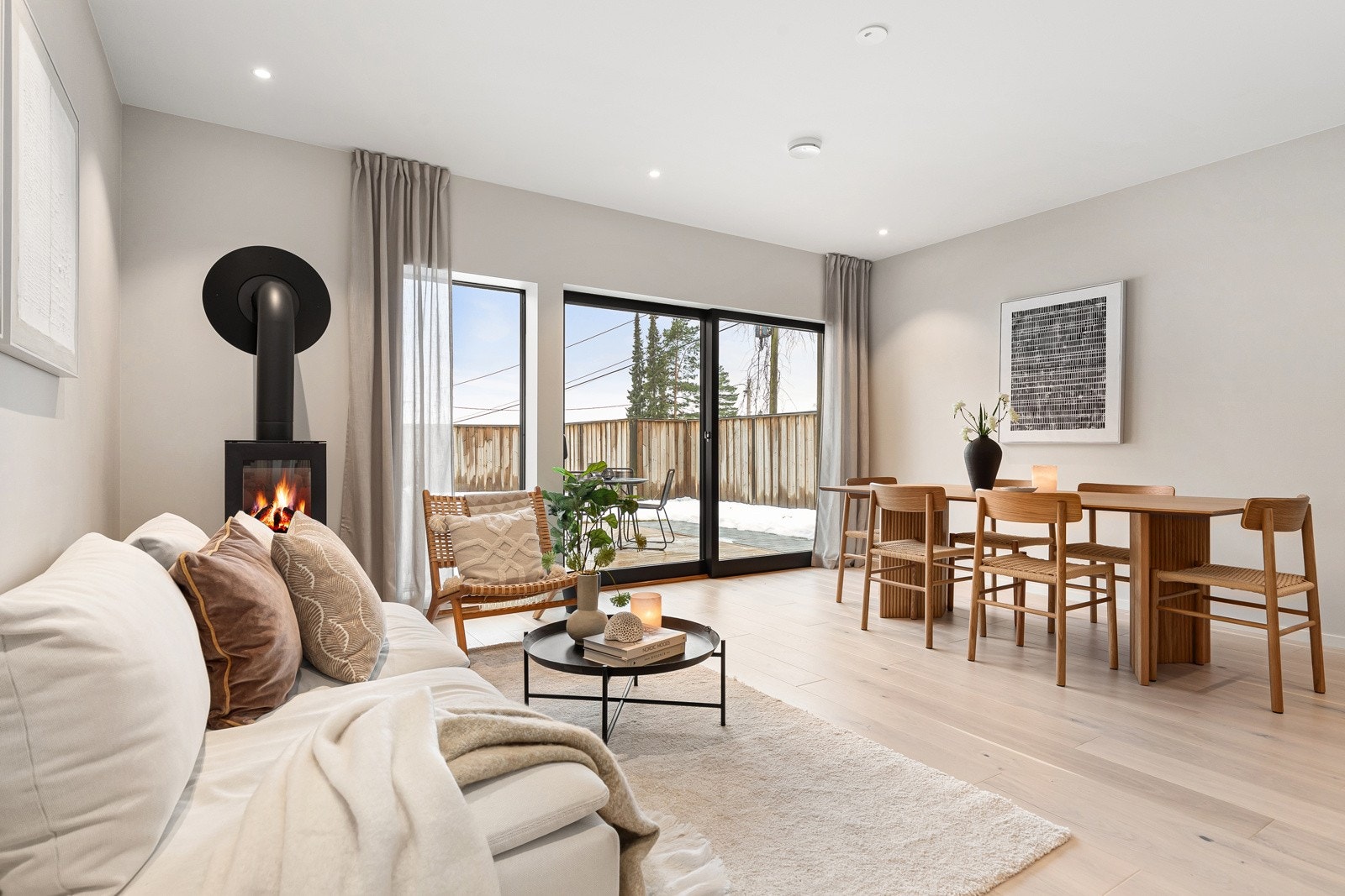 Skyvedører med sorte karmer vender mot hagen. Galleribilde