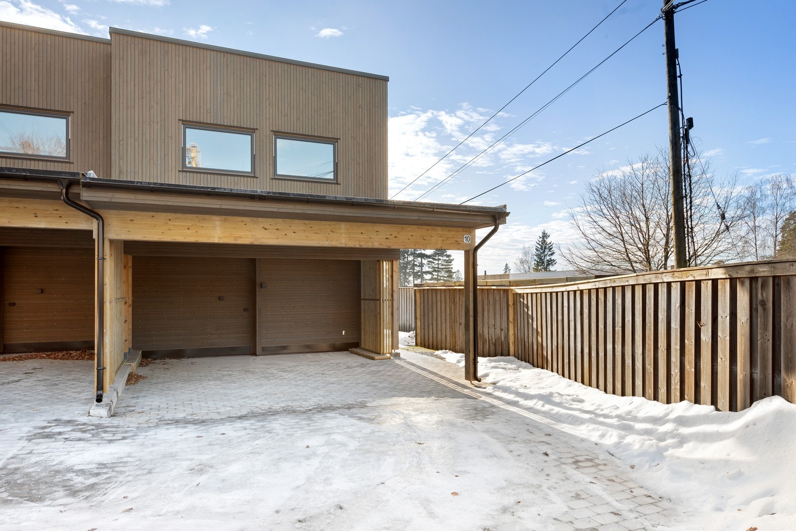 Carport med plass til to biler. Praktisk vannuttak i carporten. Galleribilde