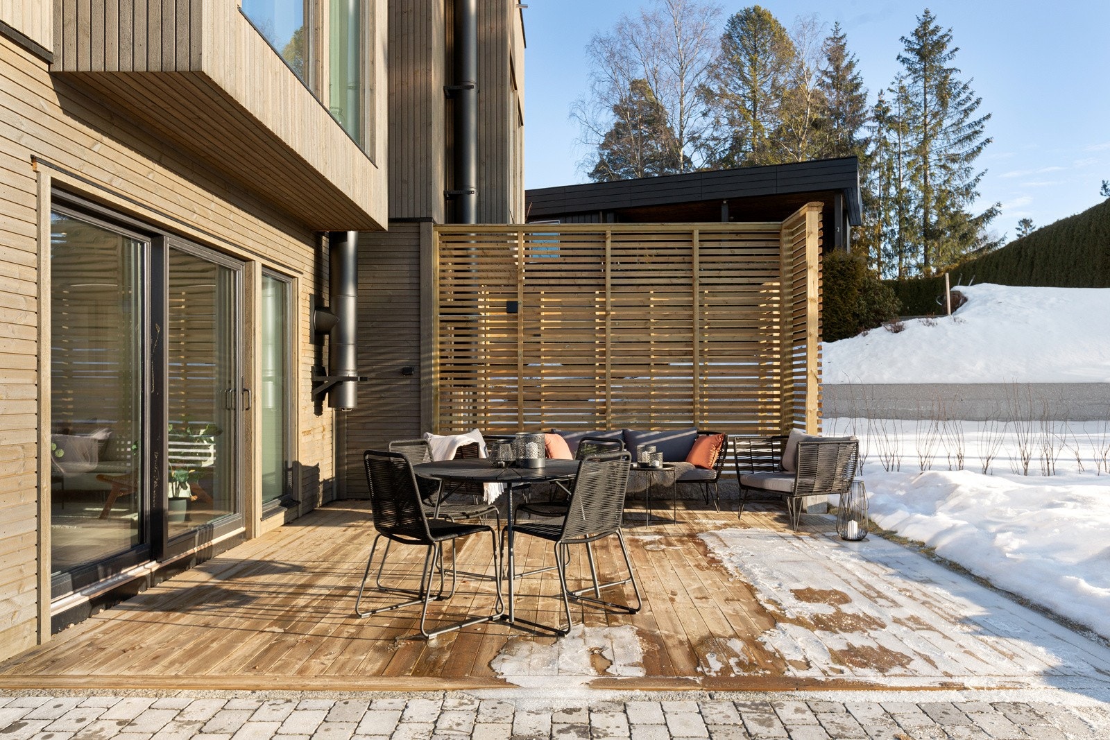 Rikelig med uteareal på markterrasse og hage. God plass til grill og utemøbler. Galleribilde