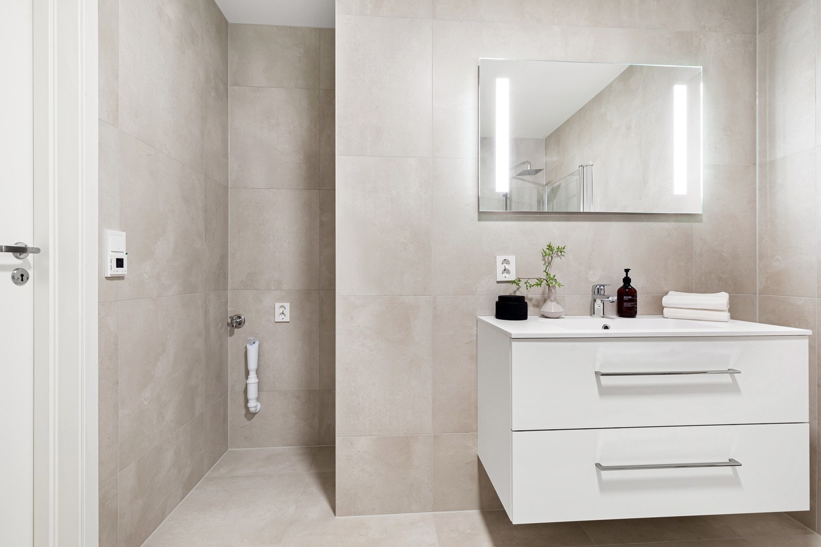 Opplegg for vaskemaskin og tørketrommel. Galleribilde