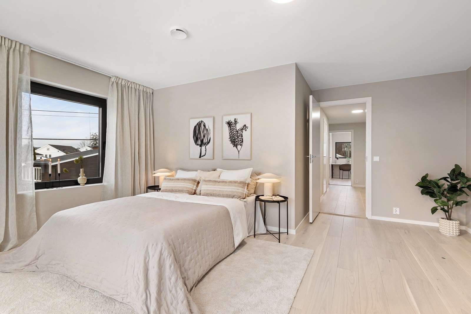 Harmoniske fargetoner og enstavs eikeparkett på gulv. Galleribilde