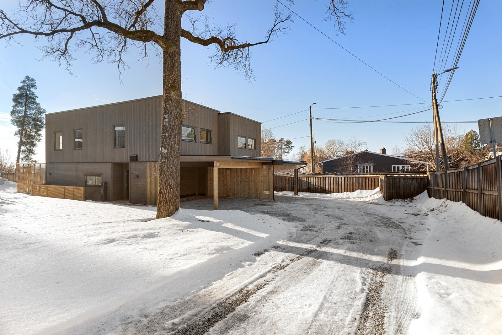 Nærmeste bussholdeplass er et steinkast unna, hvor 42-bussen tar deg til bl.a. Tjuvholmen. Galleribilde