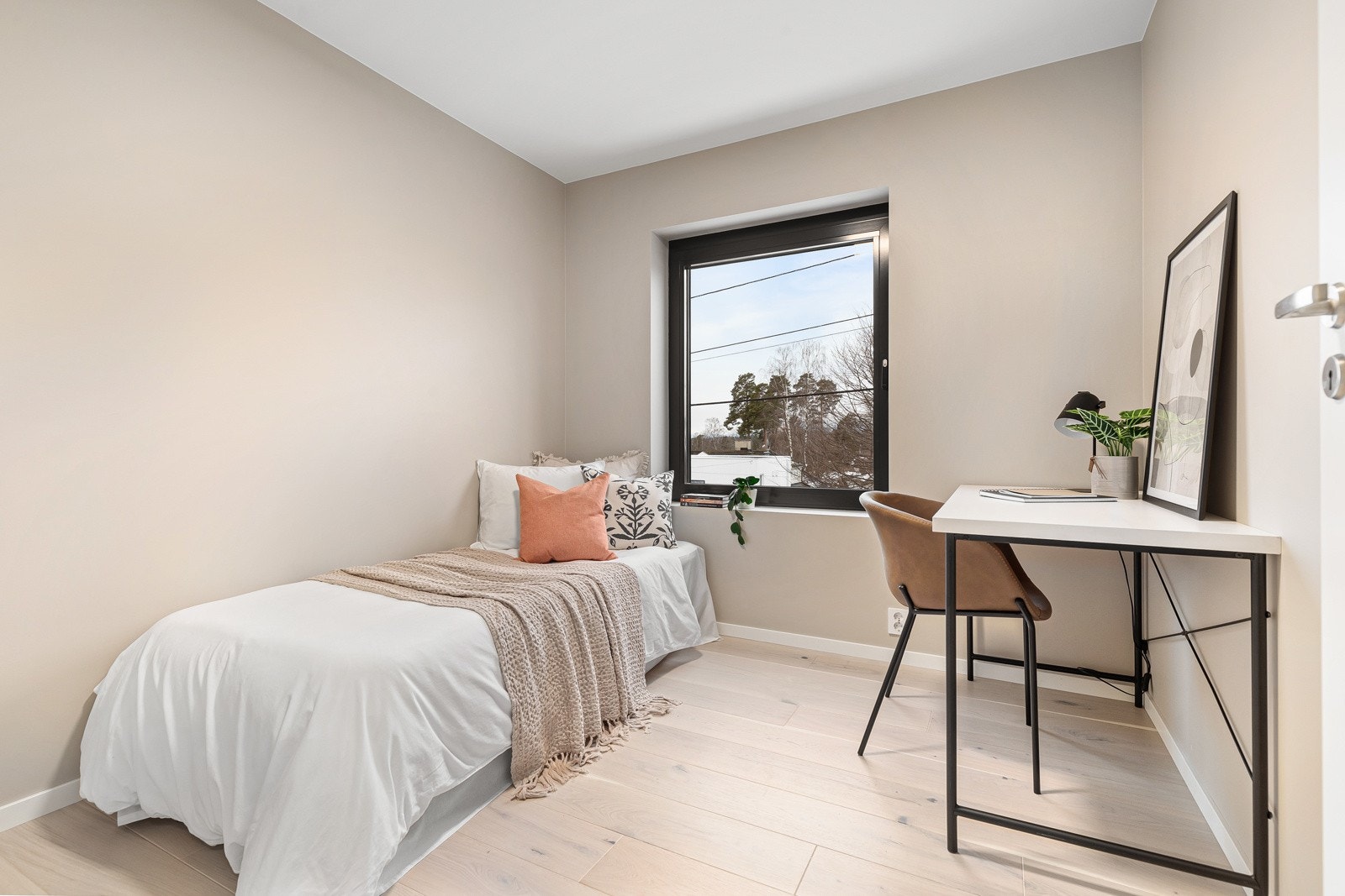 Soverom fire. Mange bruksmuligheter på samtlige soverom, som barnerom, gjesterom og/eller hjemmekontor. Galleribilde