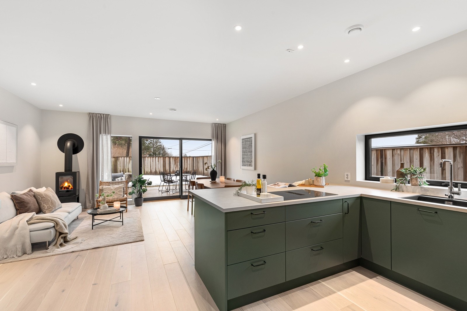 Strøken tomannsbolig med solrik sørvestvendt markterrasse og hage. Galleribilde