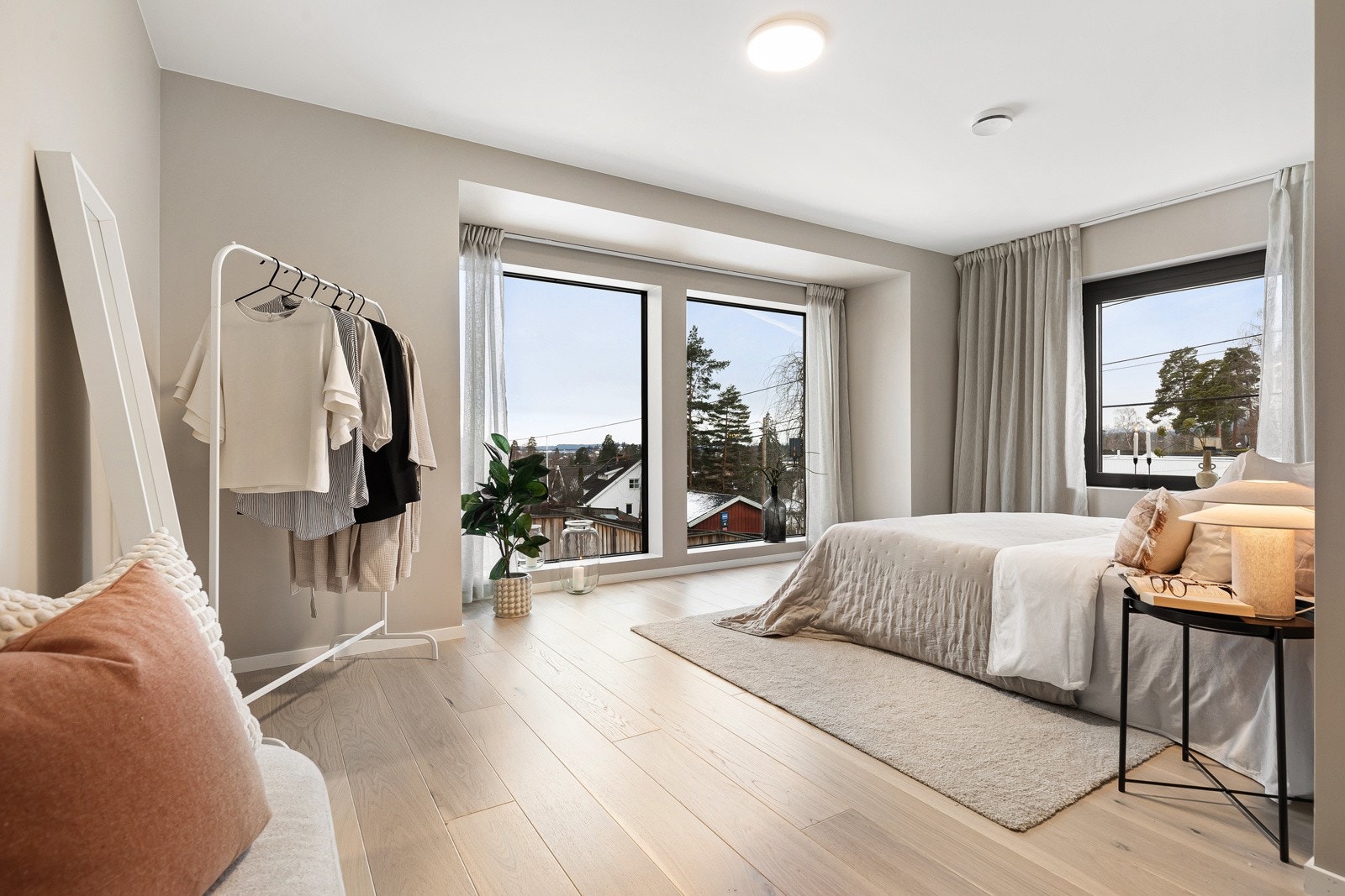 Hovedsoverommet er romslig med mulighet for å etablere skapløsning på hel vegg. Galleribilde