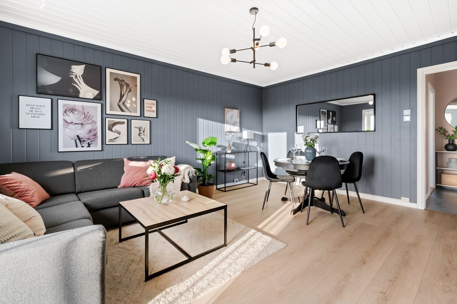 Inkludert i felleskostnadene er internett, varmtvann, fyring, kabel-TV, kommunale avgifter, trappevask og felles forsikring. Vinduer fra 2017. Galleribilde