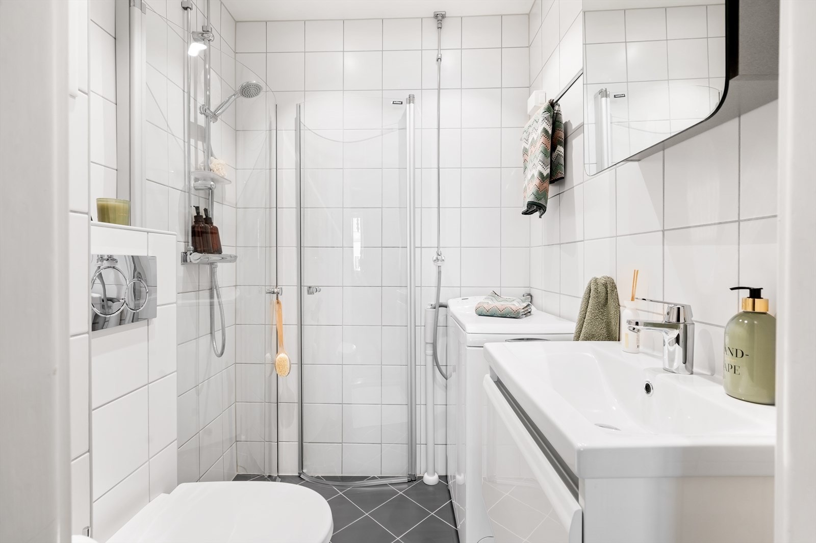 Pent bad fra 2012, oppgradert i regi av borettslaget. Badet har fliser på vegger og gulv med elektrisk gulvvarme som gir en behagelig temperatur. Galleribilde