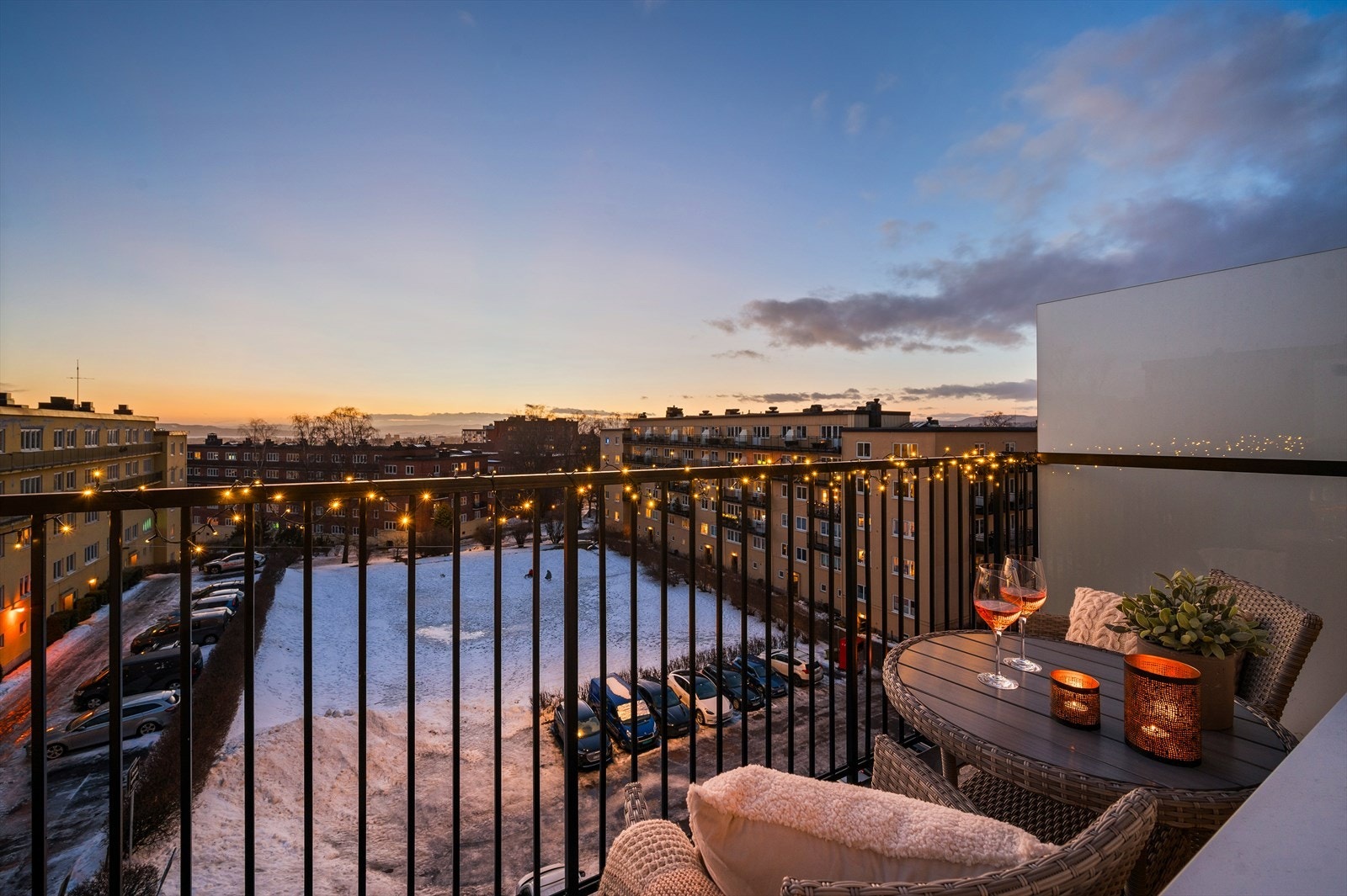 En gjennomgående 2(3)-roms toppleilighet med solrik, sydvestvendt balkong og fantastisk utsikt mot Oslofjorden og Holmenkollen. Galleribilde