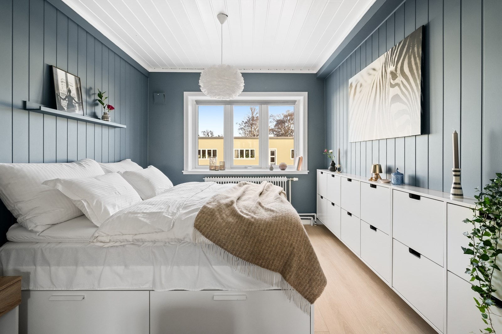 Lekkert og lyst soverom med god plass til oppbevaring av klær og andre personlige eiendeler. Galleribilde