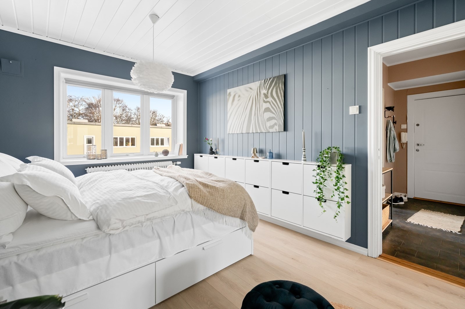 Tre store vinduer slipper inn rikelig med dagslys og gir mulighet for lufting. Galleribilde