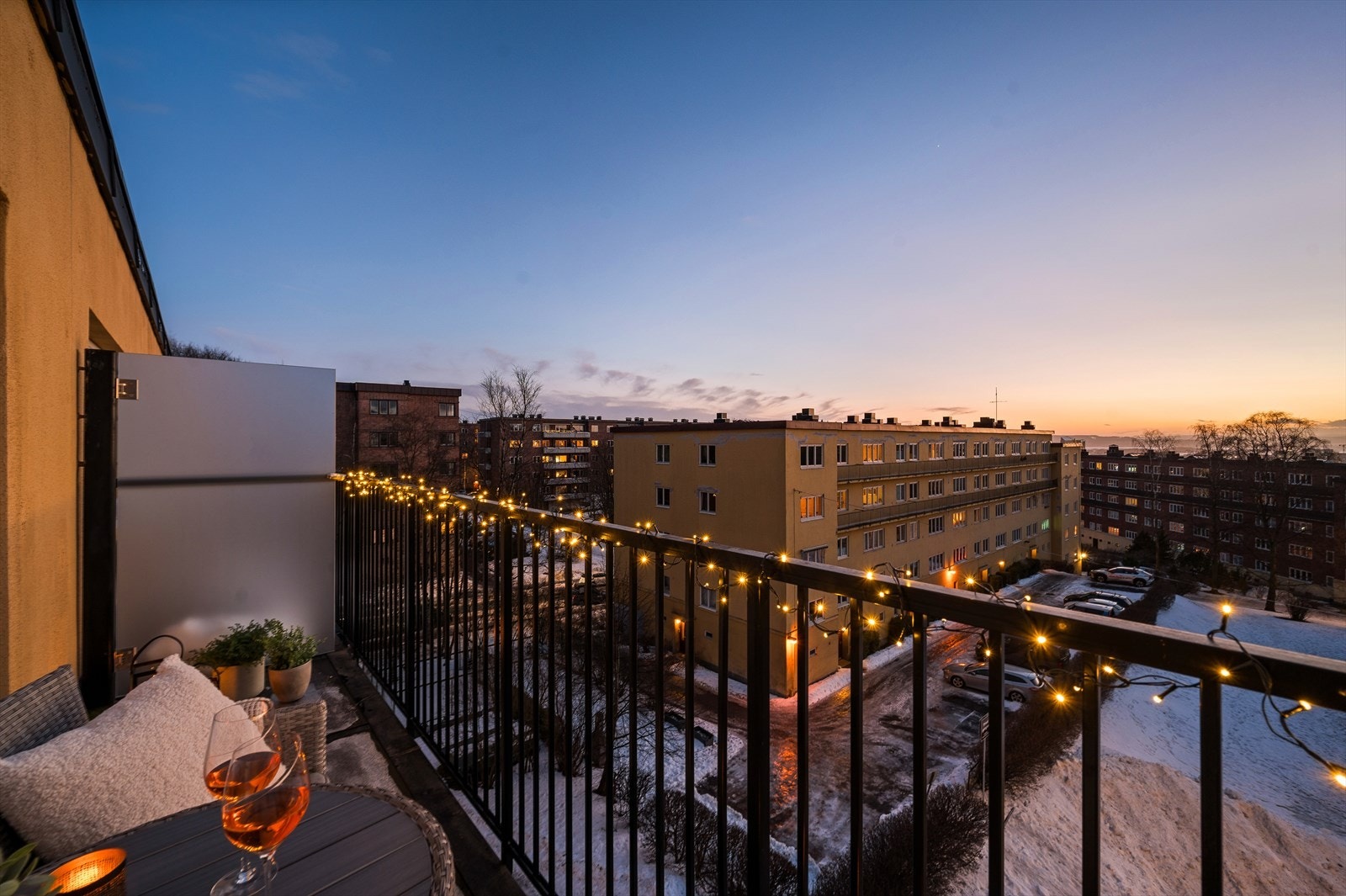 Balkongen har sol fra ca. kl. 10:30 til 21:00 på sommerstid. Galleribilde