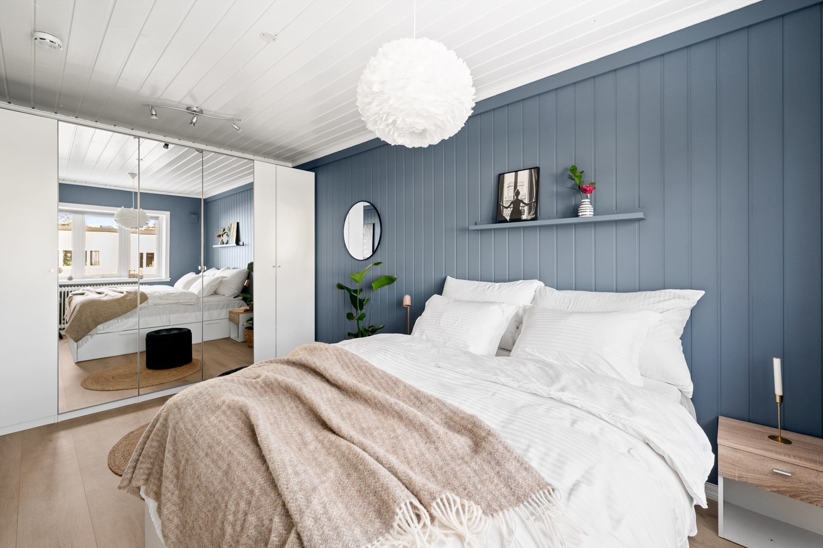 Soverommet er malt i en delikat farge med god plass til dobbeltseng. Galleribilde