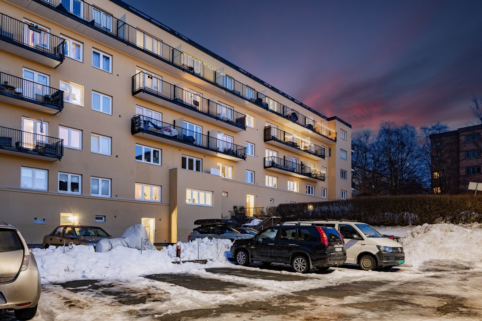 Borettslaget har parkeringsplasser til leie. Ønsker du fast plass, henvend deg til styret, og du blir satt på venteliste. Galleribilde