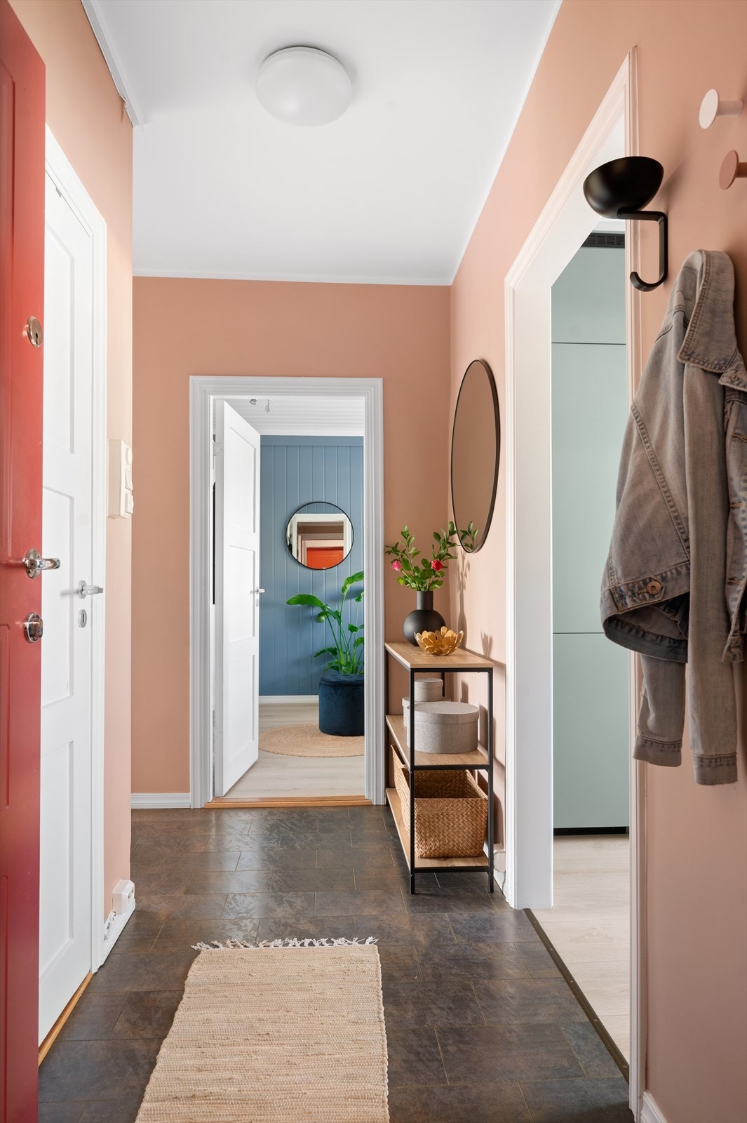 Her finner du praktiske knagger til yttertøy og plass til å sette fra deg skoene. Det er også plass til et skoskap eller en liten kommode om ønskelig. Galleribilde